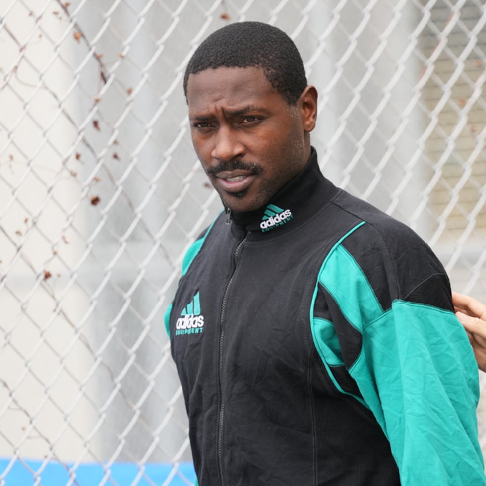 Antonio Brown camina tras ser liberado de una cárcel de Miami, el 13 de noviembre de 2025.