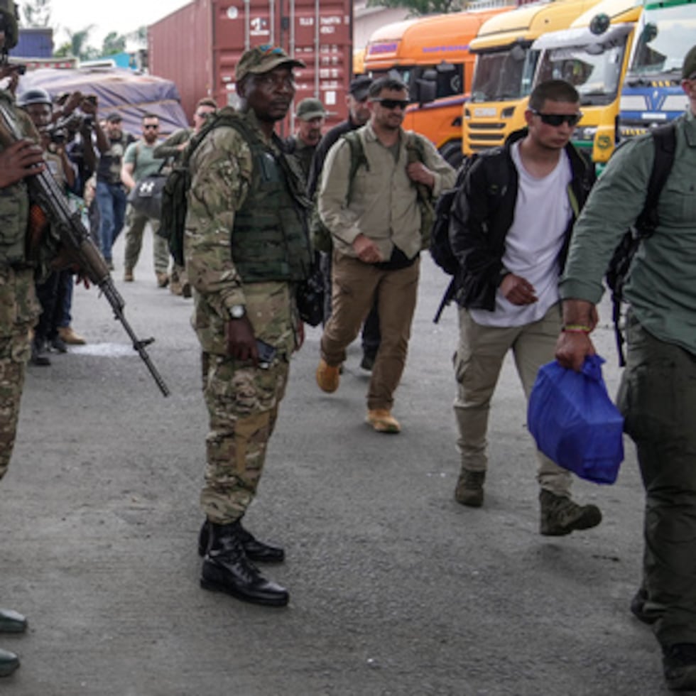 Willy Ngoma, portavoz de los rebeldes del M23 apoyados por Ruanda que luchan en el este del Congo, en el centro, libera a mercenarios capturados en el puesto fronterizo de Gisenyi.