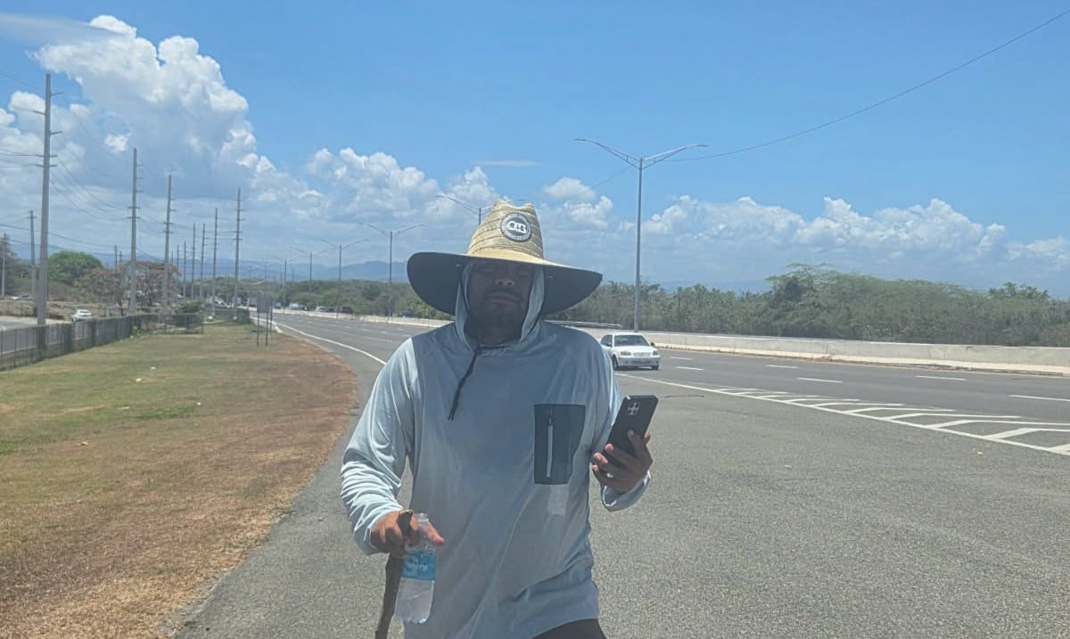 Vendedor ambulante camina desde Cayey al Capitolio para evitar desalojo del DTOP