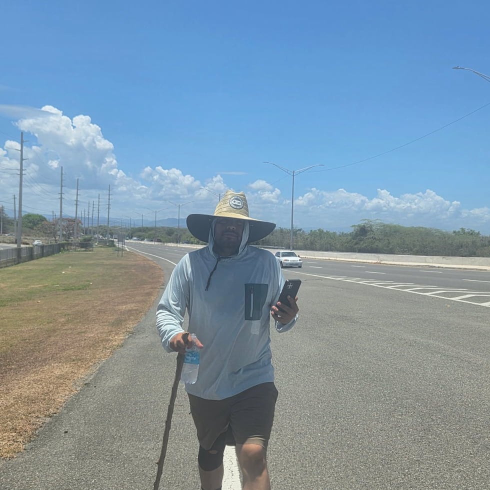 José “Pellito” Santiago comenzó a caminar el lunes para visibilizar la labor de los vendedores ambulantes a través de la isla.