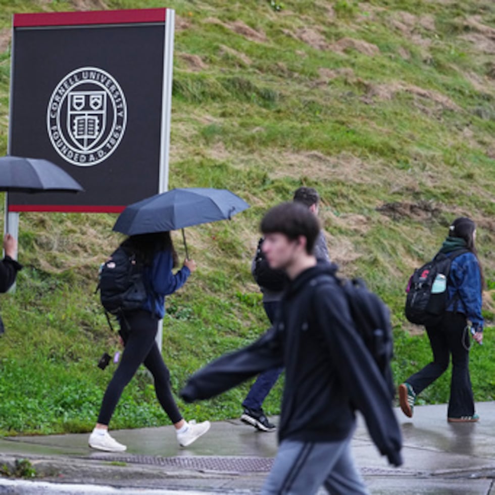 Unos estudiantes cruzan el campus de la Universidad de Cornell, en Ithaca (Nueva York).