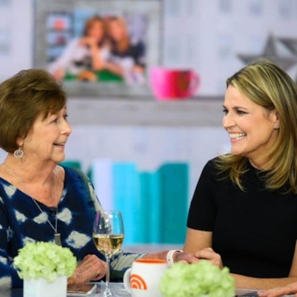 En esta imagen facilitada por NBCUniversal, Savannah Guthrie, a la derecha, su madre Nancy.