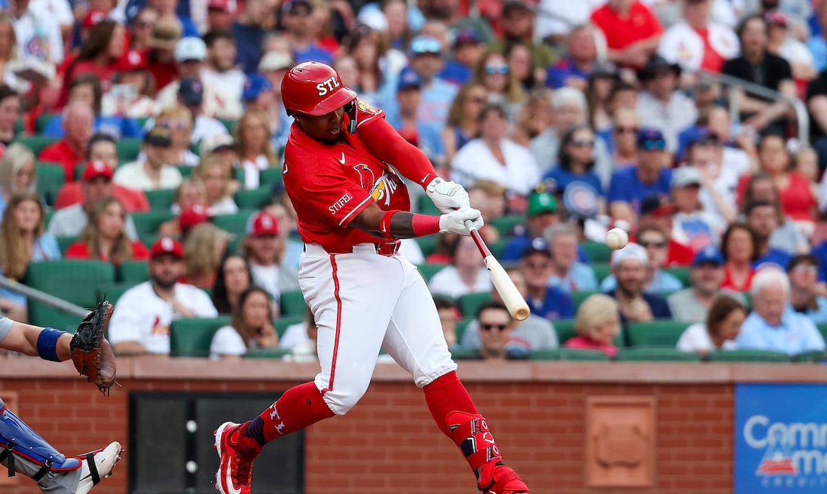 Nelson Velázquez conecta jonrón de 444 pies en victoria de Cardinals sobre Braves