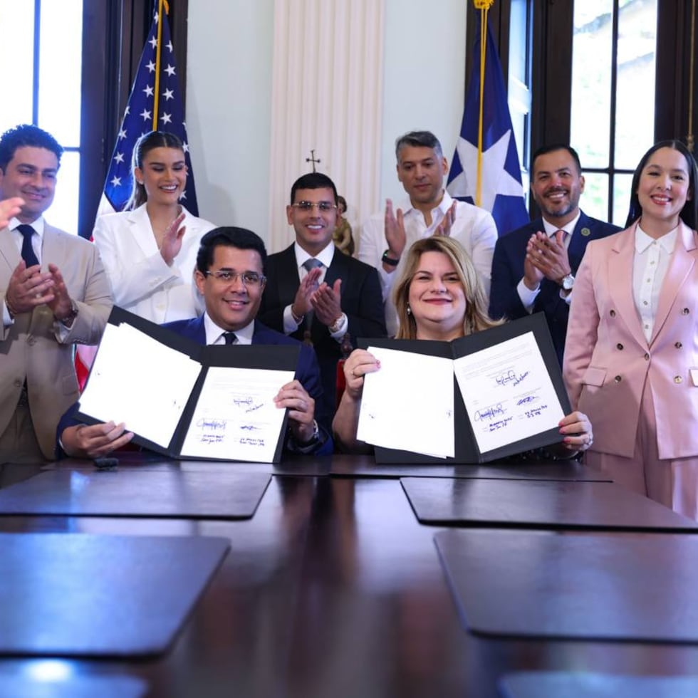 In the photo, Dominican Republic Tourism Minister David Collado and Puerto Rico Governor Jenniffer González during the signing of the collaboration agreement for the first joint tourism campaign.