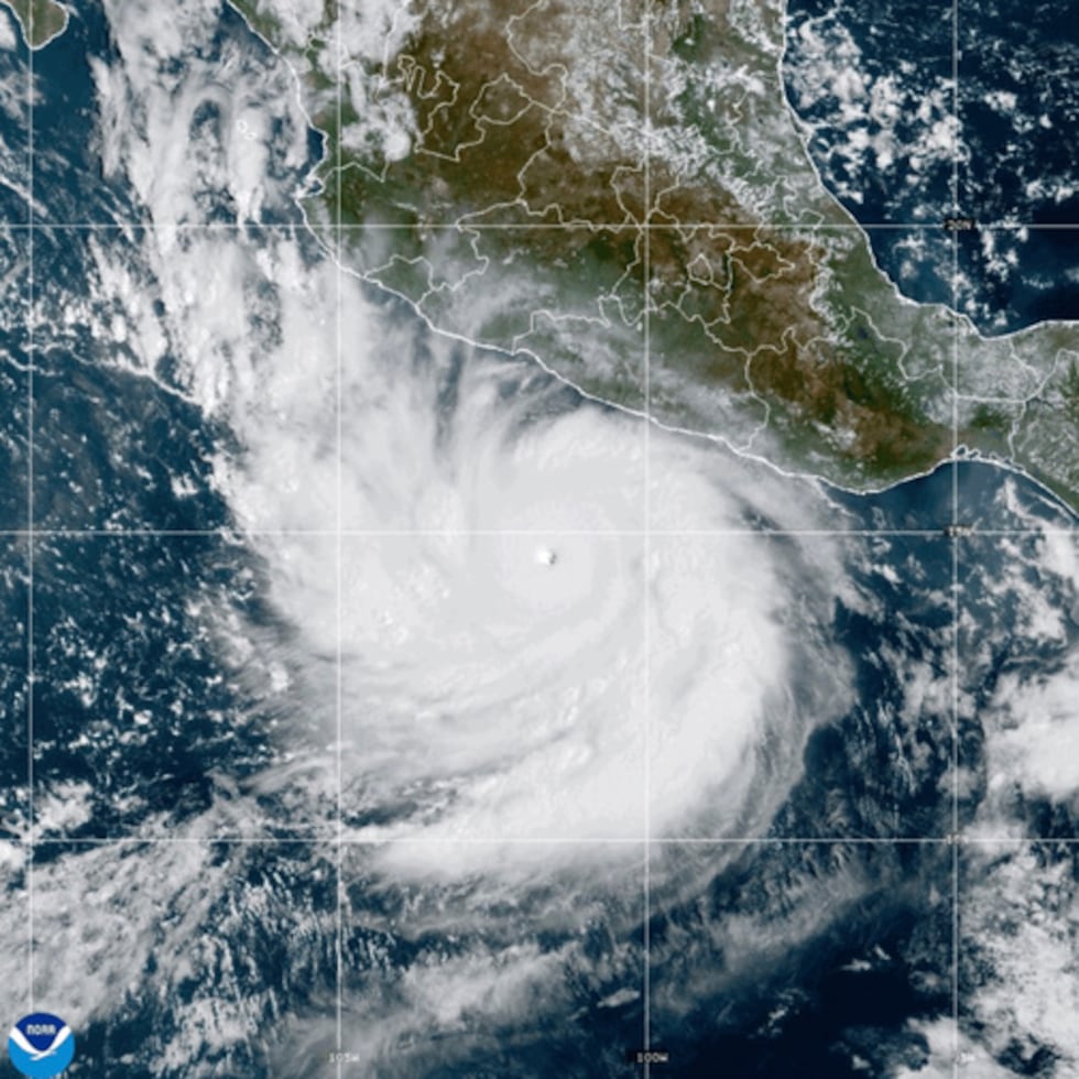 Esta fotografía, facilitada por la NOAA, muestra cómo el huracán Polo se intensifica en el océano Pacífico, frente a las costas de México.