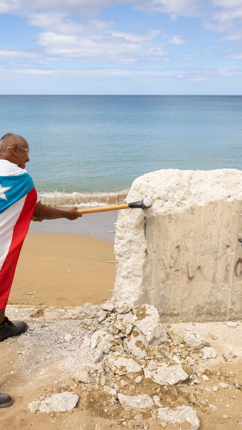 La controversia en torno a las obras del condominio Sol y Playa en la zona marítimo terrestre (ZMT) de la playa Los Almendros, en Rincón, ha sido una de las disputas ambientales más sonadas de los últimos años. En la foto, un hombre golpea con un martillo un muro en la arena, en 2023.