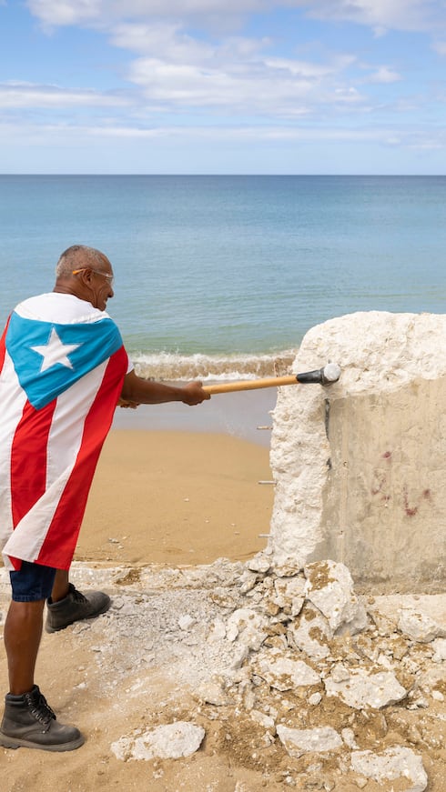 La controversia en torno a las obras del condominio Sol y Playa en la zona marítimo terrestre (ZMT) de la playa Los Almendros, en Rincón, ha sido una de las disputas ambientales más sonadas de los últimos años. En la foto, un hombre golpea con un martillo un muro en la arena, en 2023.