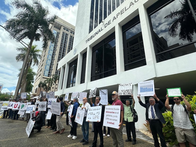 Más de una docena de profesores del RUM llegaron hasta las oficinas de la Junta de Supervisión Fiscal, en Hato Rey, para exigir que se respete la fórmula presupuestaria del 9.6% en la UPR y exigir espacios de diálogo con las autoridades universitarias.