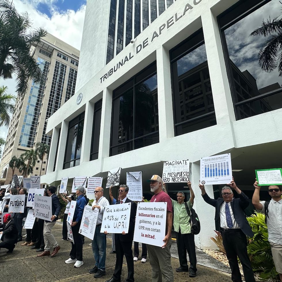 Desde Mayagüez, profesores y estudiantes del RUM llegaron hasta las oficinas de la Junta de Supervisión Fiscal, en Hato Rey, para exigir que se respete la fórmula presupuestaria del 9.6% en la UPR.