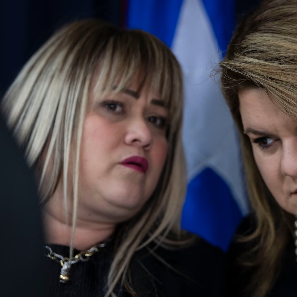 La secretaria de la Vivienda, Ciary Pérez, volvió a desvincularse del escándalo que rodea un centro de inspección de autos operado por familiares cercanos y que está señalado por la presunta venta fraudulenta de 412 marbetes.
#######
Foto por:
Xavier Araújo | GFR Media
xavier.araujo@gfrmedia.com
Araujo