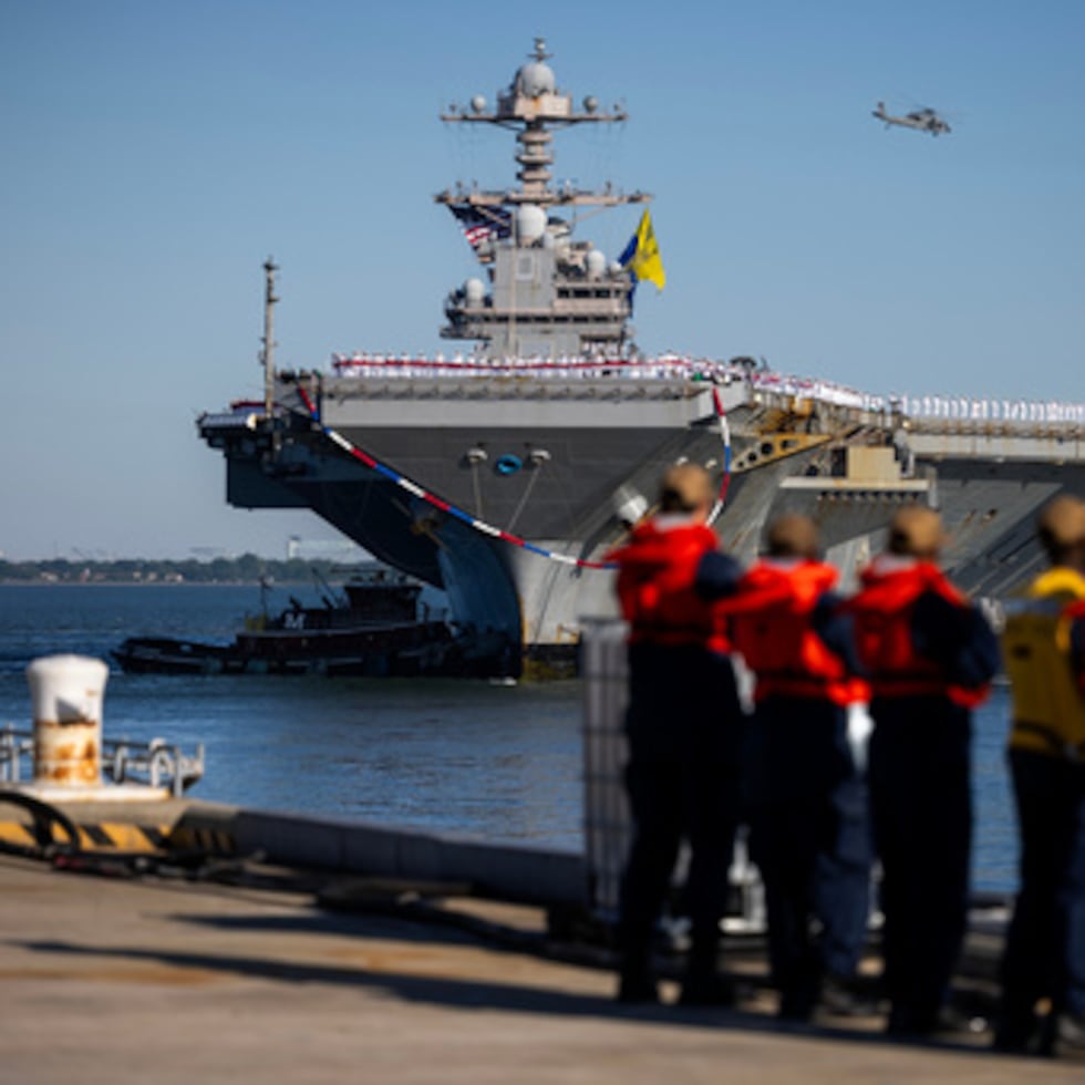 El USS Gerald R. Ford atraca en el Muelle 11 de la Estación Naval Norfolk en Norfolk, Virginia, el sábado 16 de mayo de 2026, tras un despliegue de 11 meses. (Kendall Warner/The Virginian-Pilot vía AP)