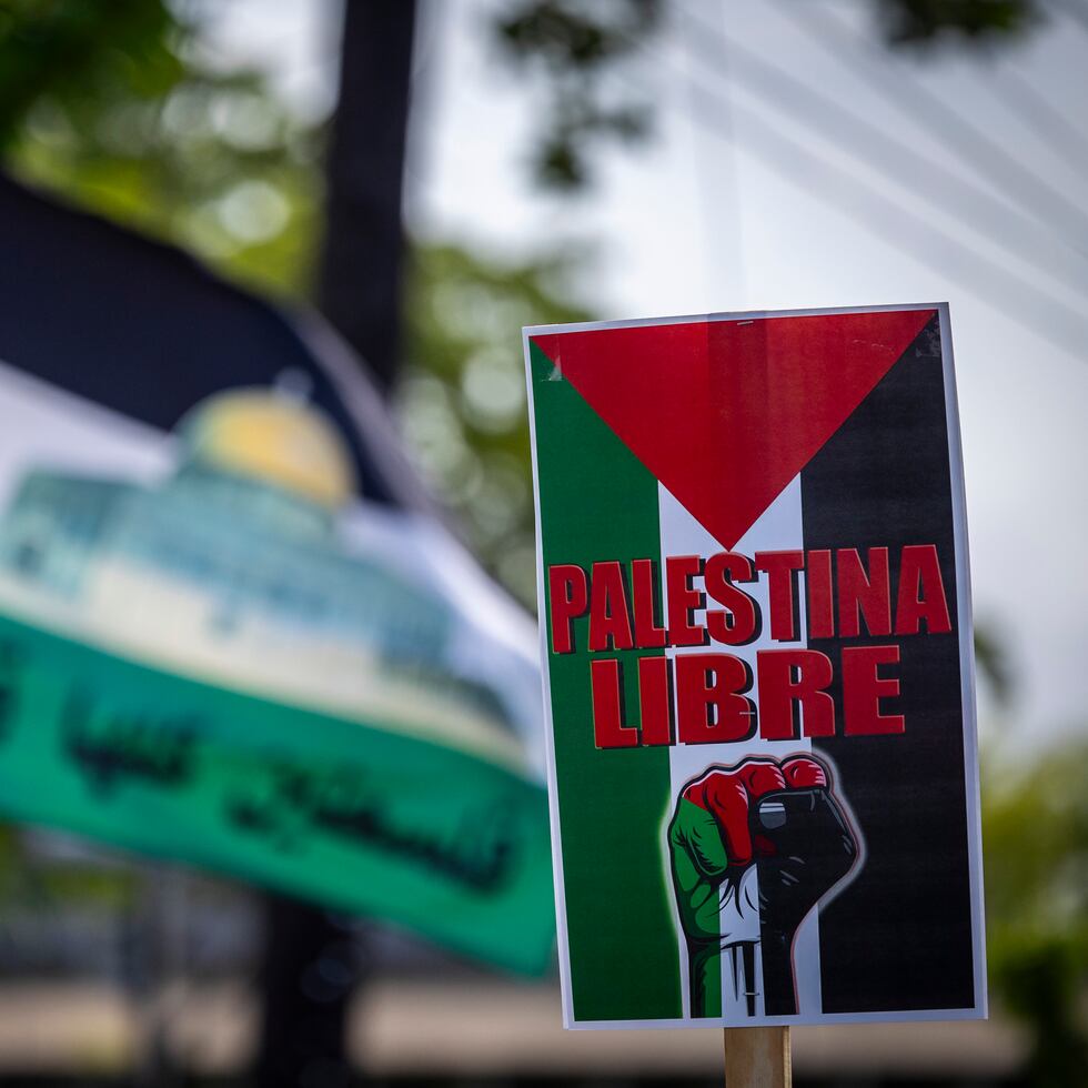 Para los tres entrevistados, la acción principal que se puede realizar desde Puerto Rico es el activismo. En la foto, un cartel observado durante una manifestación en apoyo a Palestina, en San Juan, el 17 de octubre de 2023.