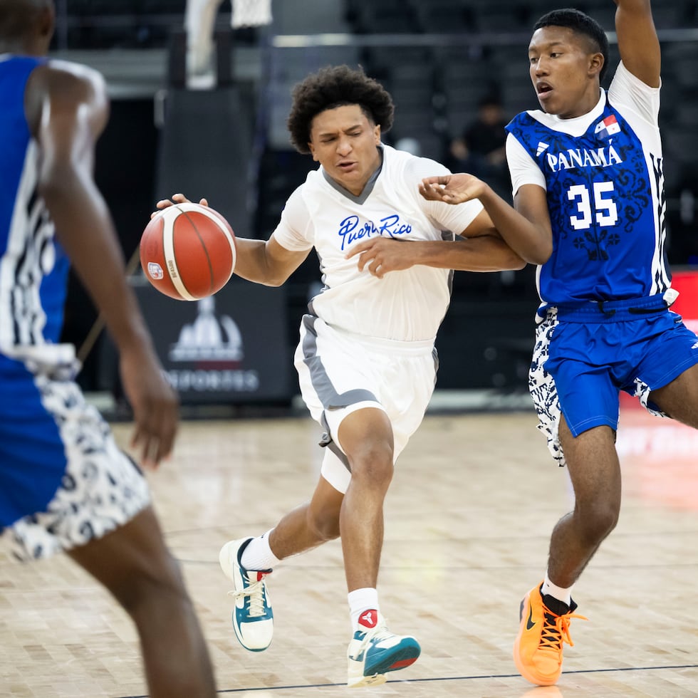 Dwight Gaines, con el balón, marcó 20 puntos en la victoria ante México.