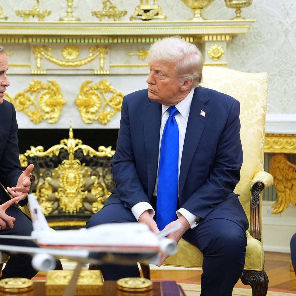 El primer ministro canadiense Mark Carney frente al presidente estadounidense Donald Trump en la Oficina Oval en la Casa Blanca en Washington el 7 de octubre del 2025. (AP foto/Evan Vucci)