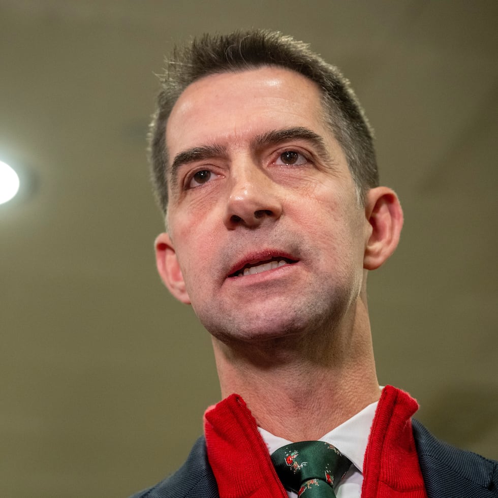 El senador Tom Cotton, republicano por Arkansas, habla con los medios tras una sesión informativa clasificada.