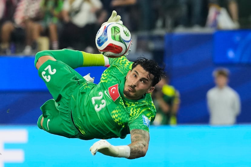 Ugurcan Cakir, arquero de Turquía, realiza una atajada en el encuentro mundialista ante Estados Unidos.