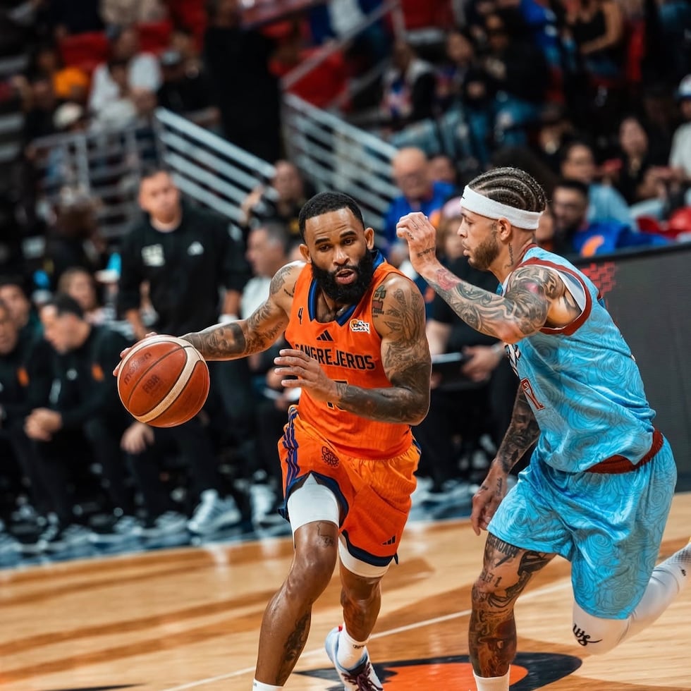 Water Hodge Jr., de los Cangrejeros de Santurce, maneja el balón ante la presión de Neftalí Álvarez, de los Indios de Mayagüez.