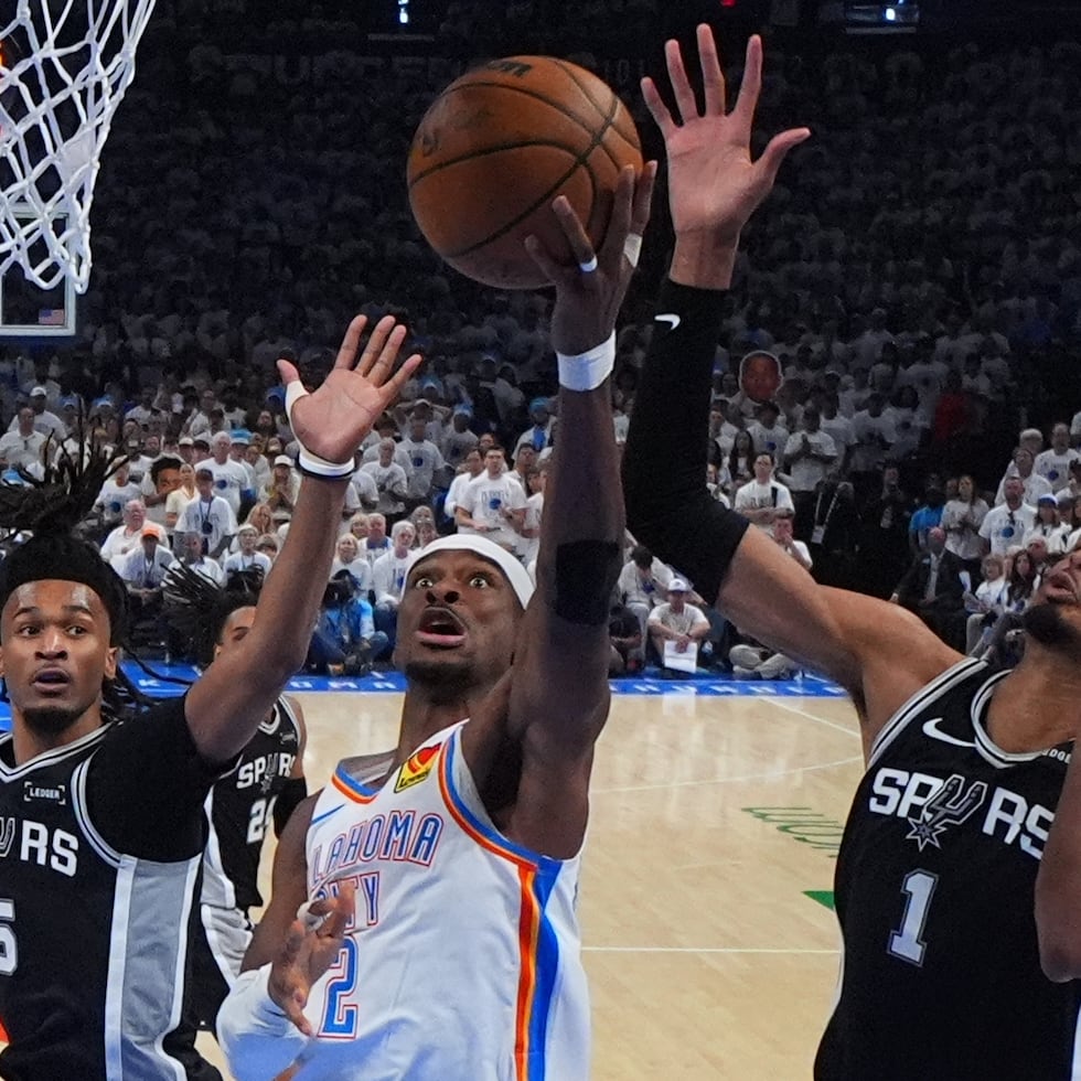 Shai Gilgeous-Alexander, del Thunder de Oklahoma City, lanza frente a Victor Wembanyama, de los Spurs de San Antonio, en el quinto juego de las finales de la Conferencia del Oeste.