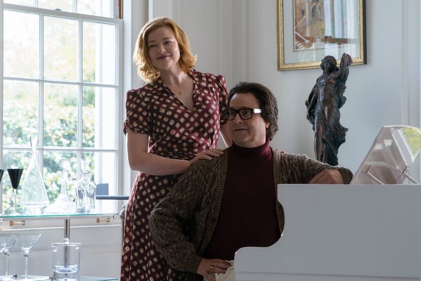 La película "The Beanie Bubble", de Apple TV+, está protagonizada por Sarah Snook, a la izquierda, y Zach Galifianakis, a la derecha.