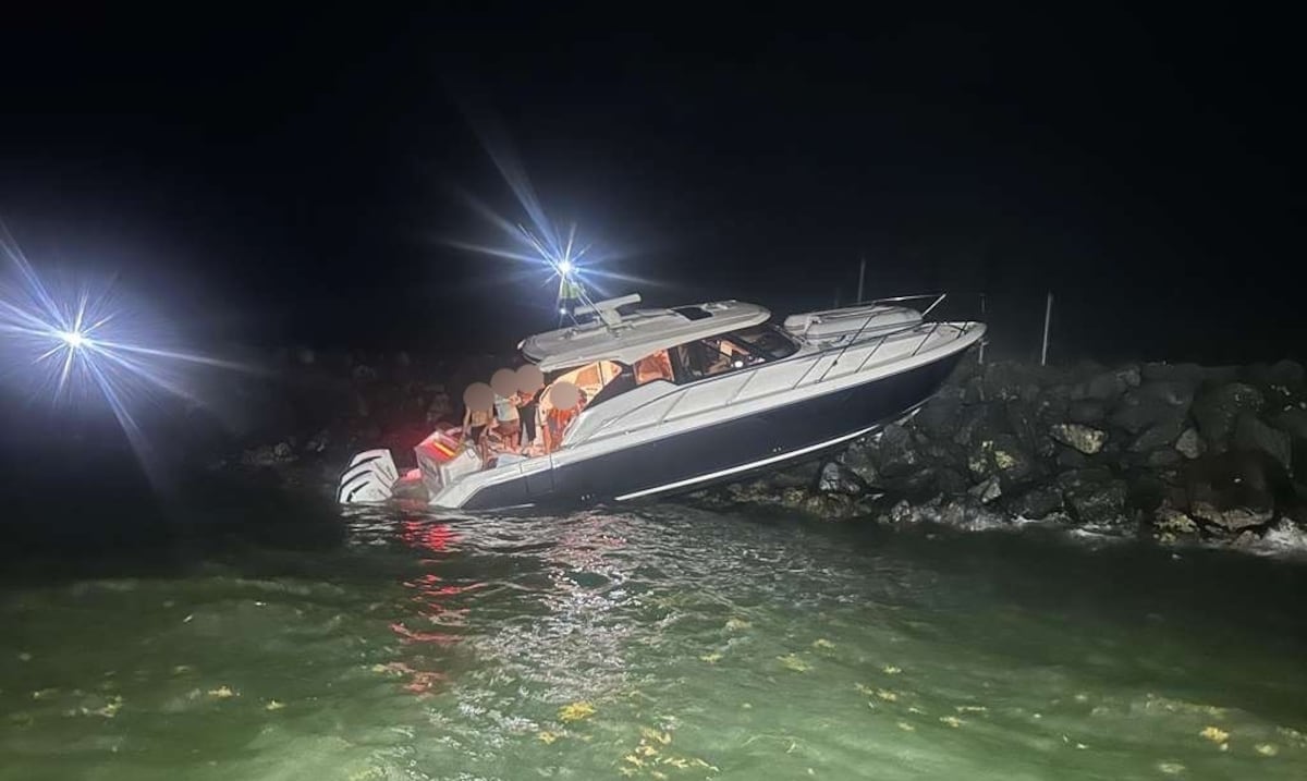 Operativo de alto riesgo: remueven lujosa embarcación que terminó en rompeolas de Fajardo