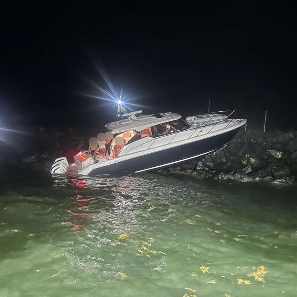 Personal de emergencia y salvamento trabajaron en las labores para estabilizar la embarcación varada en la costa.
