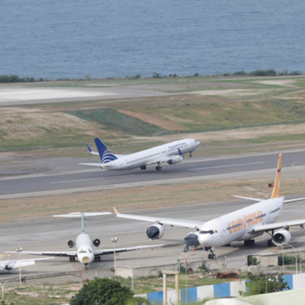 Aviones en el Aeropuerto Internacional Simón Bolívar en Maiquetía, Venezuela, el 1 de diciembre del 2025. (AP foto/Cristian Hernández)
