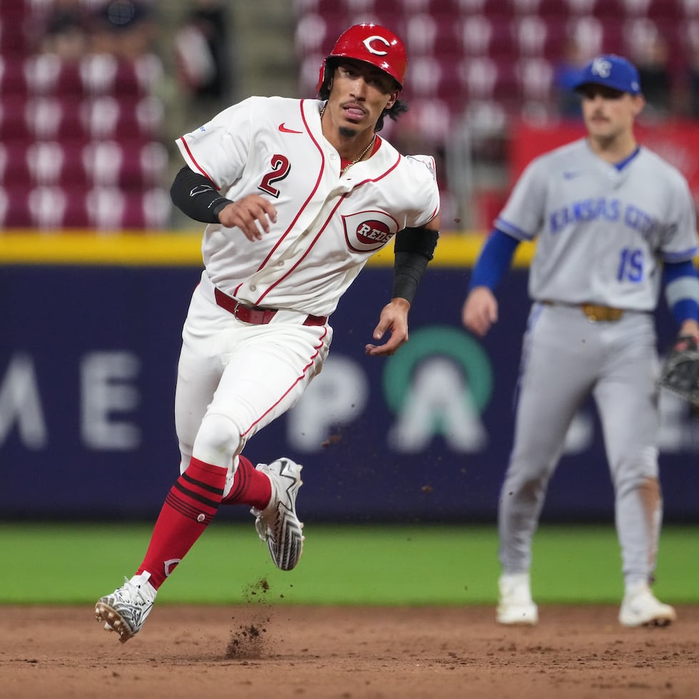 El novato Edwin Arroyo, en su partido de debut en las Grandes Ligas, dobla por segunda base en ruta a anotar en la novena entrada, cuando conectó también su primer hit.