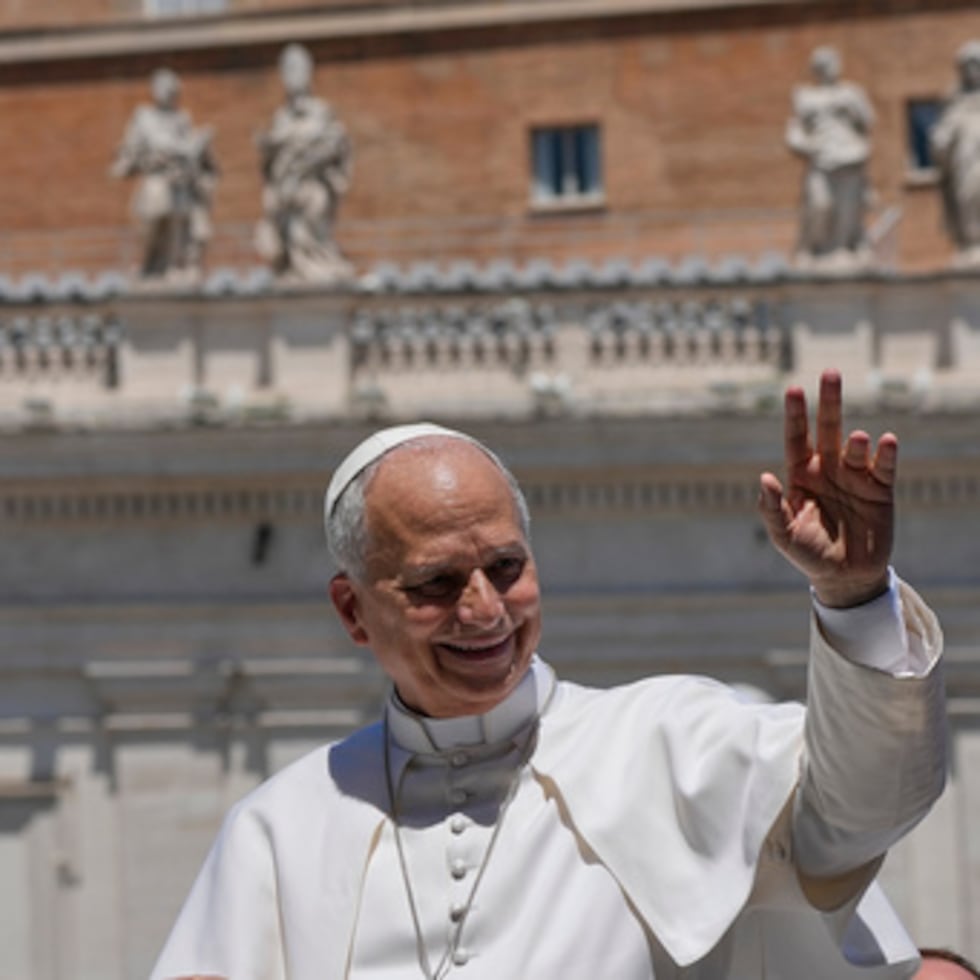 El papa León XIV saluda a la salida de su audiencia general semanal en la plaza de San Pedro del Vaticano.
