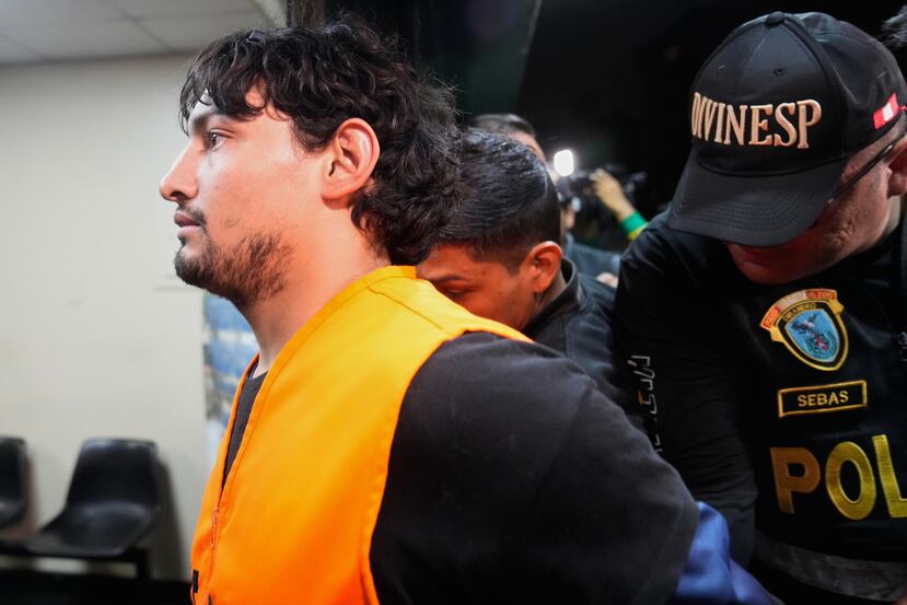 La policía escolta a Matías Ozorio, sospechoso del asesinato de tres mujeres en Argentina, a una comisaría antidrogas en Lima, Perú, el martes 30 de septiembre de 2025. (AP Foto/Martín Mejía)