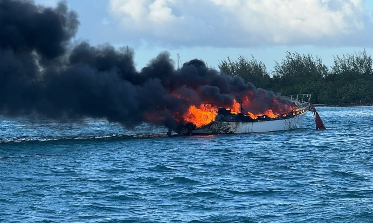 Se incendia un velero en Fajardo: esto es lo que se sabe