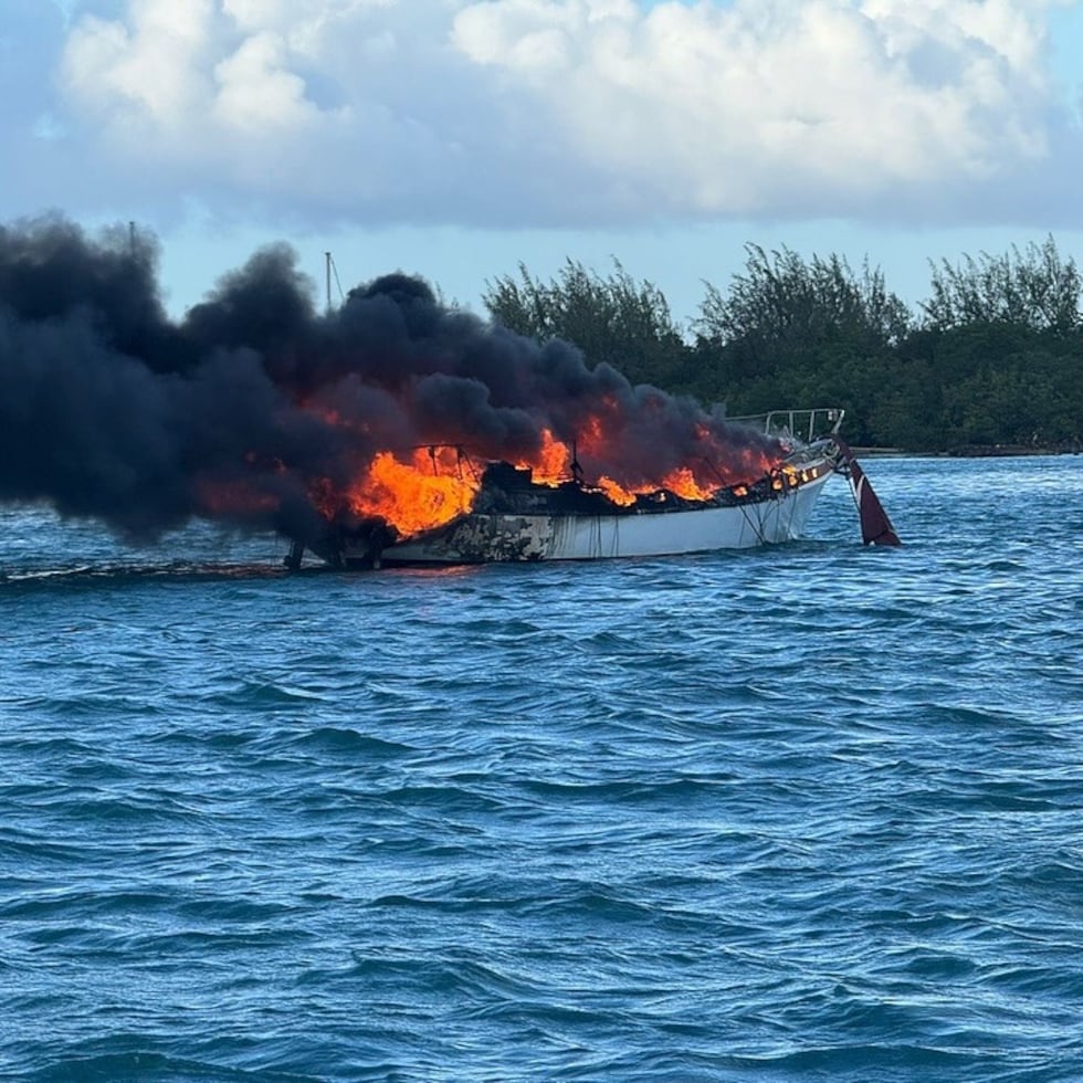 Un velero se incendió cerca de la isleta Marina en la costa de Fajardo.