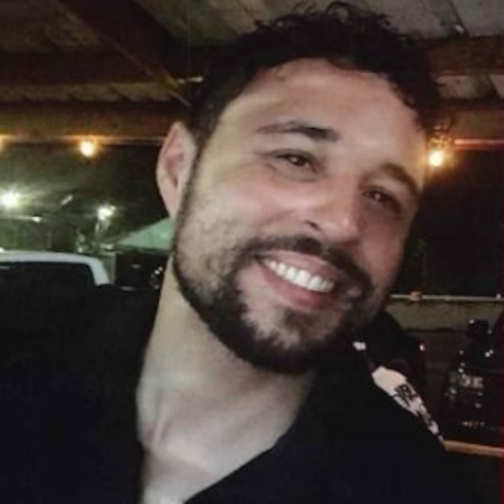 Al momento de su desaparición vestía un mahón azul largo, se encontraba sin camisa y llevaba consigo un bulto color negro con una guitarra.