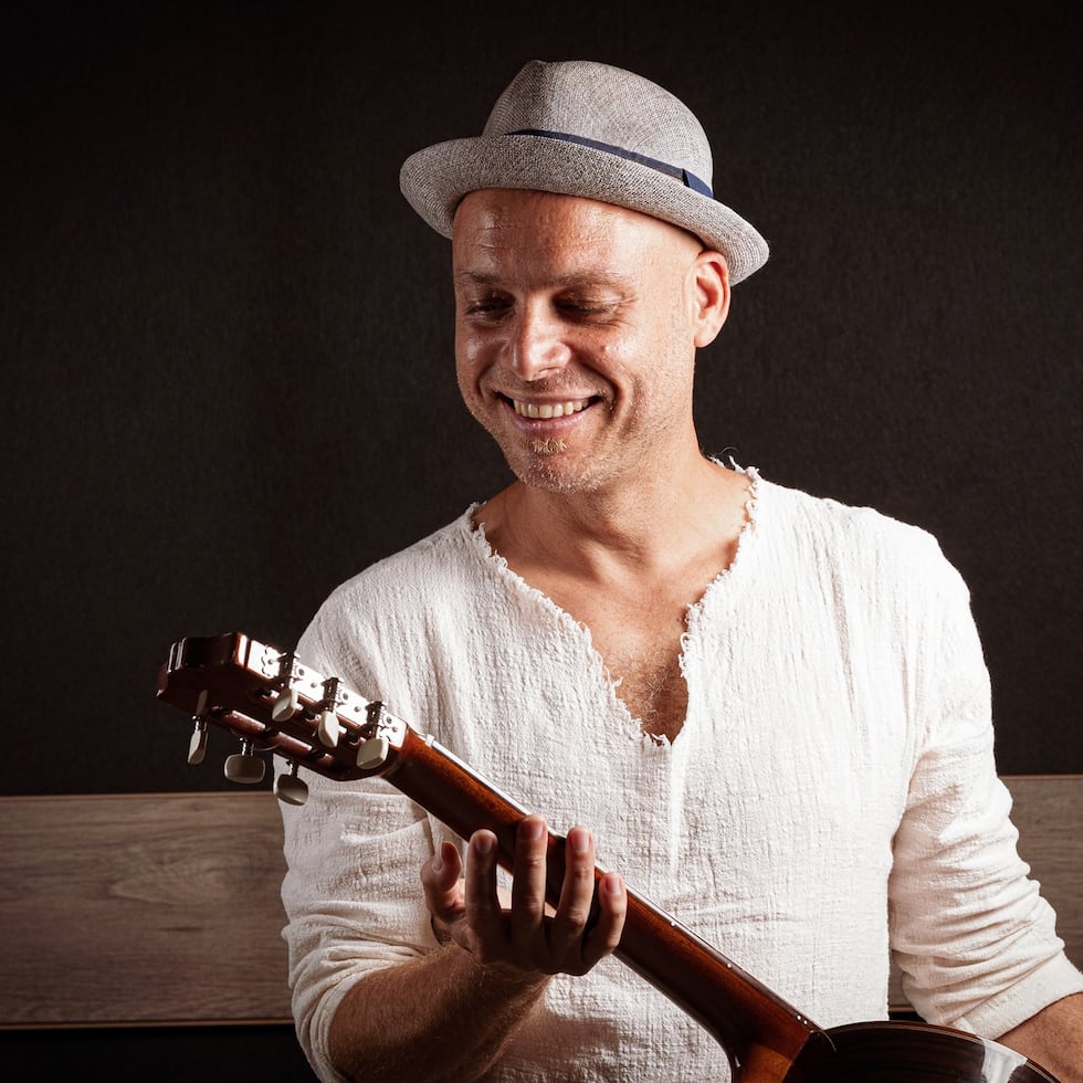 El puertorriqueña Luis Rodríguez, conocido como "Cayenito", es cantante, músico y compositor.