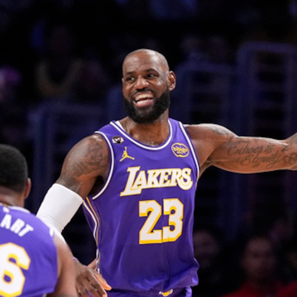 El alero de los Lakers de Los Ángeles LeBron James sonríe mientras intenta un pase durante la primera mitad de un partido de baloncesto de la NBA contra los Mavericks de Dallas.