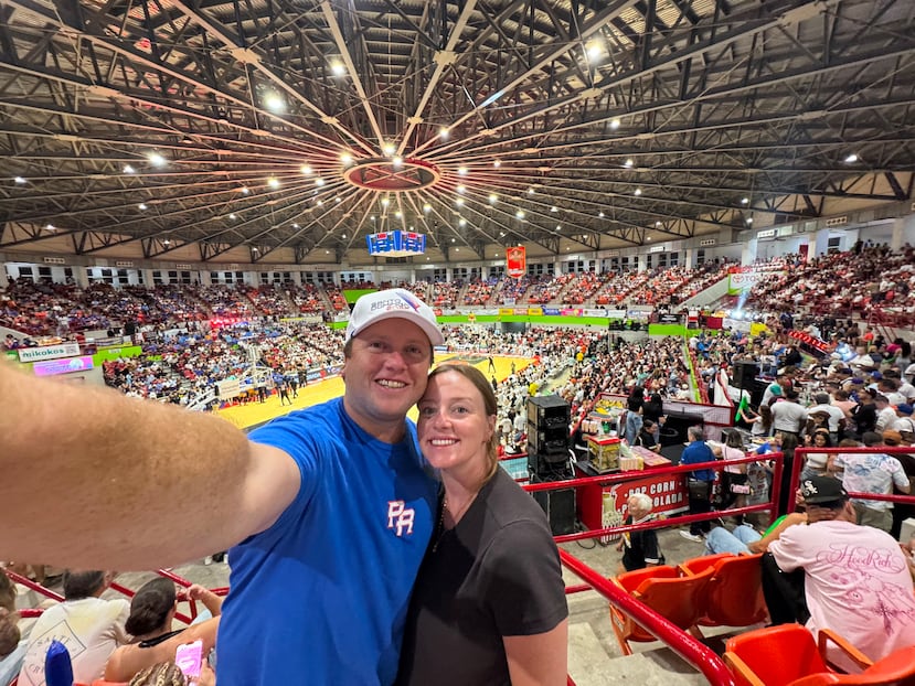 Brent Folan junto a su esposa, Caity George, en el interior del Coliseo Ismael "Chavalillo" Delgado en Aguada para la final del BSN.