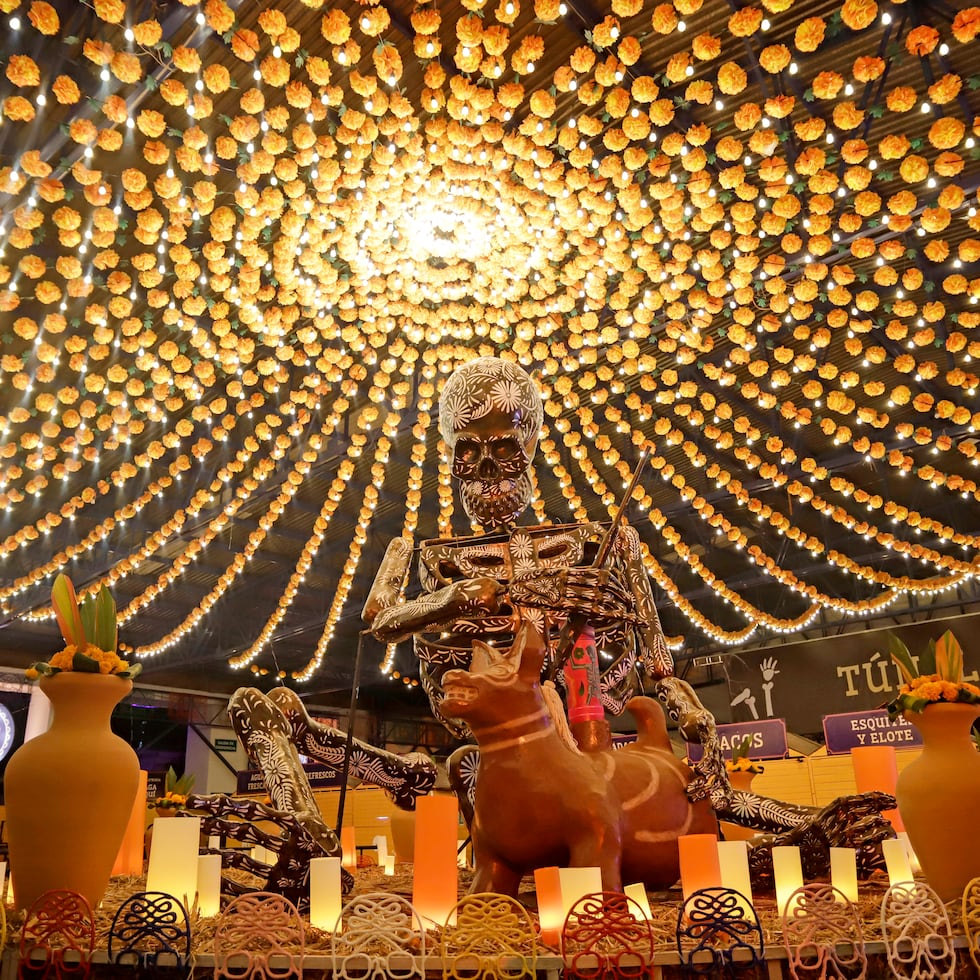 Fotografía de una calavera monumental este lunes, en el municipio de Atlixco, en Puebla (México). EFE/ Hilda Ríos