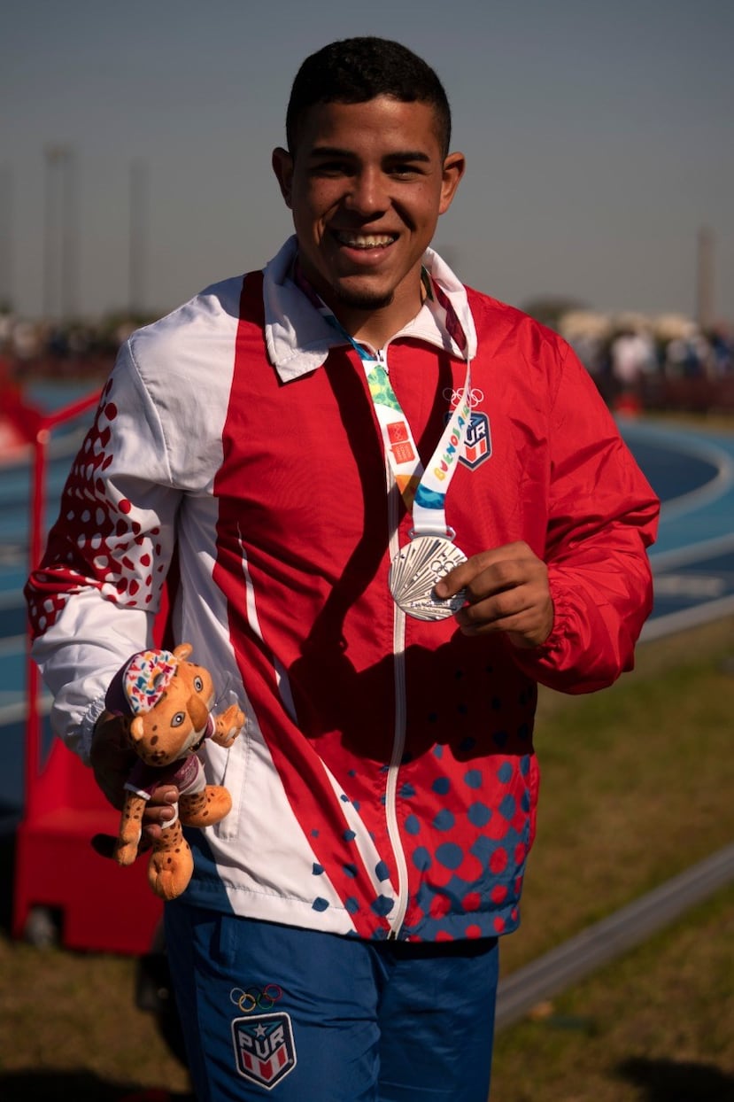 Jorge Luis Contreras enseña su medalla de plata. (Suministrada / Copur)