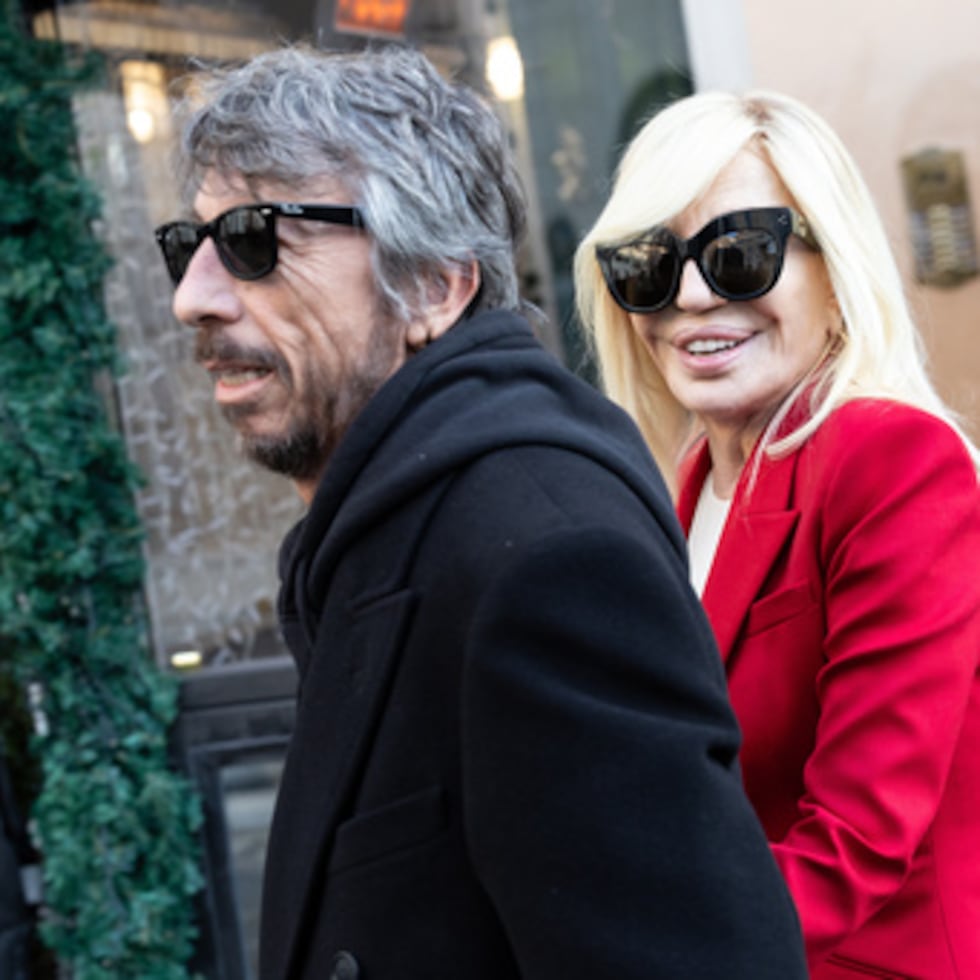 Donatella Versace, a la derecha, y Pierpaolo Piccioli llegan al entierro del diseñador de moda Valentino Garavani en la sede de la Fundación Valentino Garavani e Giancarlo Giammetti en el centro de Roma.