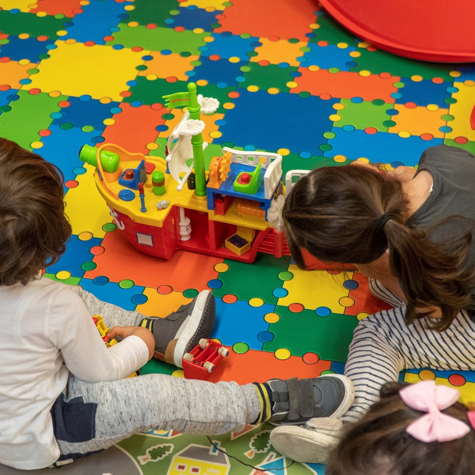 En el año 2024, según datos del Censo de Estados Unidos, la población mayor de 65 años ya superaba el número de menores de edad entre las edades de cero a 14 años en Puerto Rico, una realidad que incide en diversos aspectos de la sociedad y la economía, incluyendo las jugueterías. En una foto de archivo, dos pequeñas juegan en una guardería.