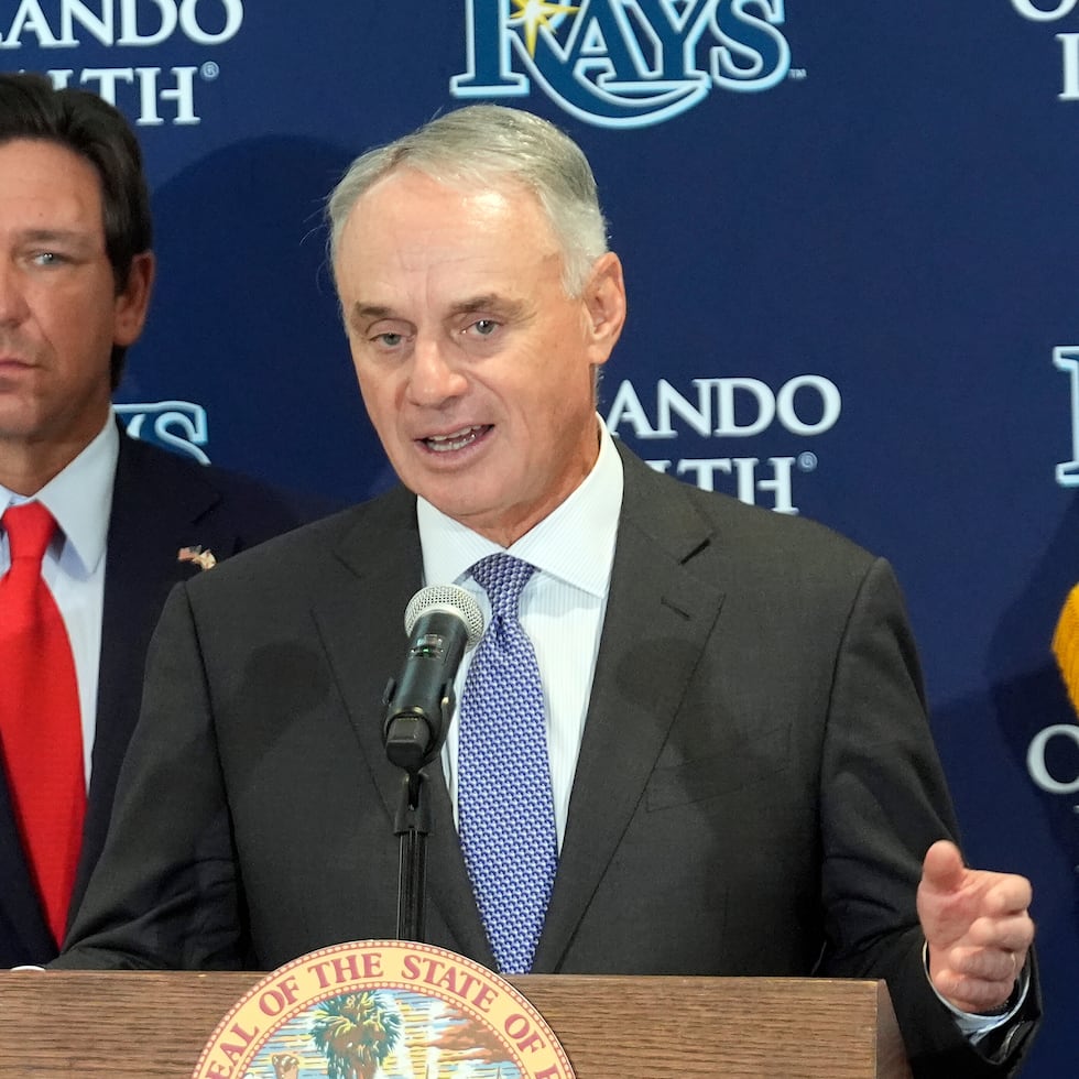 El comisionado de las Grandes Ligas de Béisbol, Rob Manfred, a la derecha, habla durante una conferencia de prensa sobre el nuevo estadio de béisbol mientras el gobernador de Florida, Ron DeSantis, observa el martes 3 de febrero de 2026 en Hillsborough College en Tampa, Florida.
