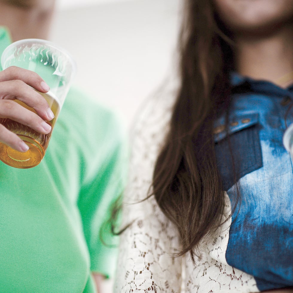 El proyecto dispone que los menores de 21 años no podrían consumir alcohol en cualquier lugar público o privado, con excepción de ceremonias religiosas bajo supervisión eclesiástica.