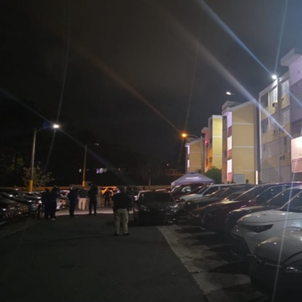 Agentes de la División de Drogas Metropolitana diligenciaron dos órdenes de allanamiento en el residencial El Manantial, en Puerto Nuevo.