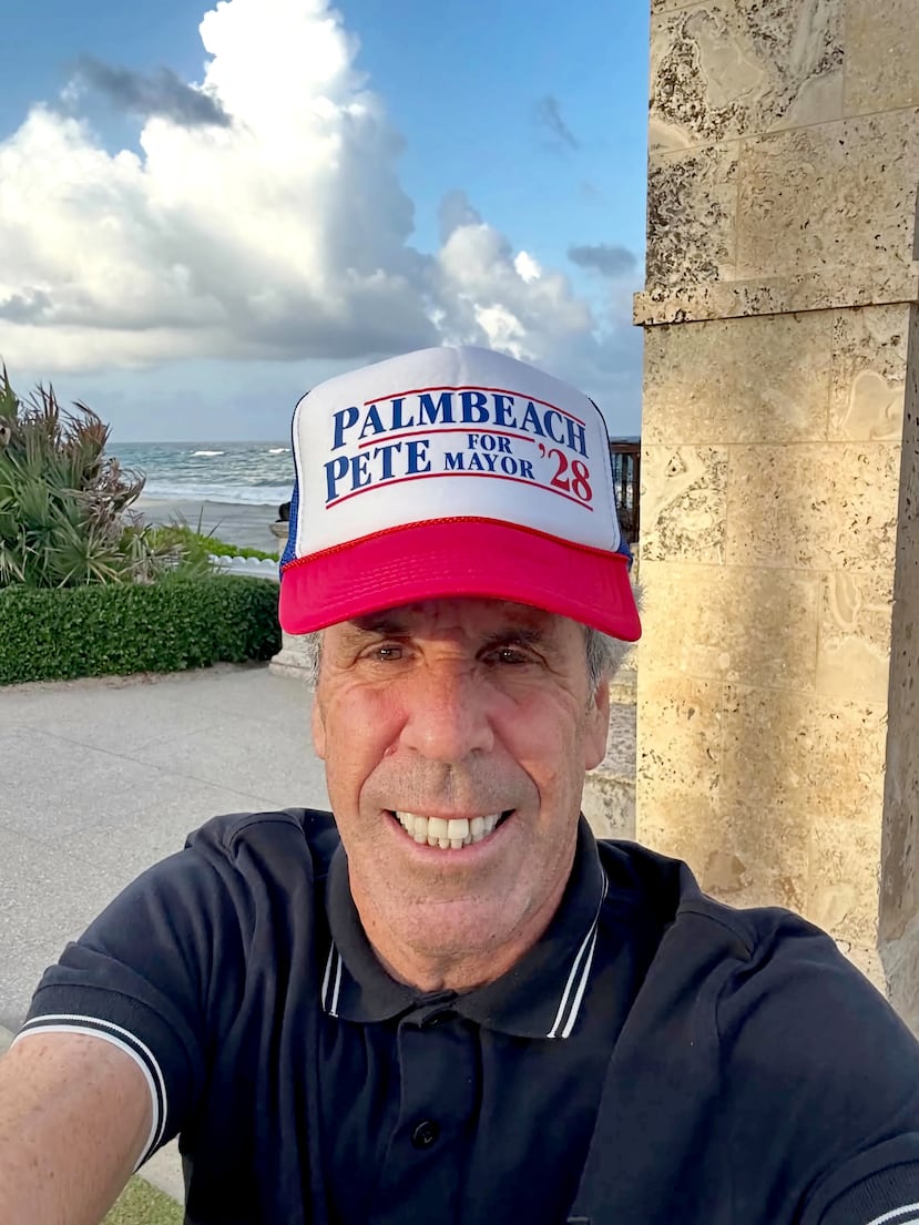 Fotografía tomada de la cuenta en Instagram @real.palmbeach.pete donde aparece Peter Simel, un tenista profesional retirado de 71 años de edad, quien anunció sus intenciones de convertirse en el alcalde de Palm Beach después de ganar visibilidad por su parecido a Jeffrey Epstein.