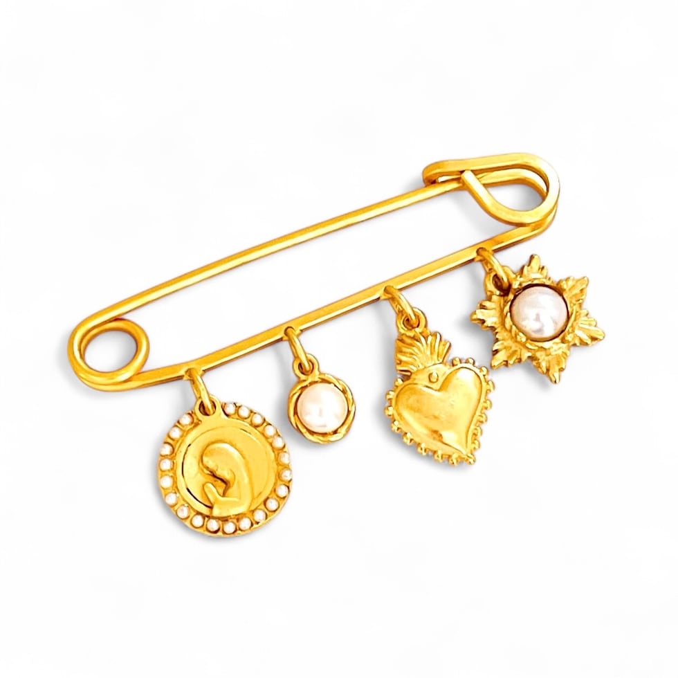 Pin con dijes de la Virgen Niña y el Sagrado Corazón, de la colección MILAGROSA de Grace González Jewelry. Pieza personalizable, elaborada en latón y estaño, con acabado en oro mate de 18k y detalle de perlas