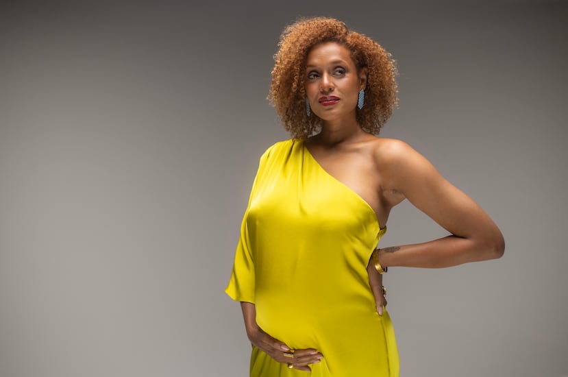 La maternidad le llegó a los 37 años, luciendo radiante y con la misma energía que le distingue. Con 30 semanas de gestación, comparte que el embarazo ha sido bien dulce y llevadero.