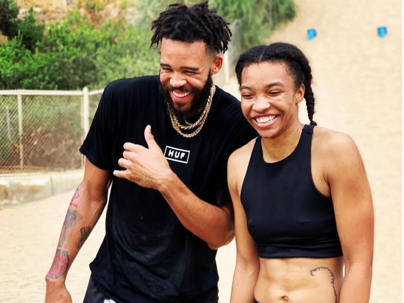 JaVale McGee es todo sonrisas junto a su hermana Imani.