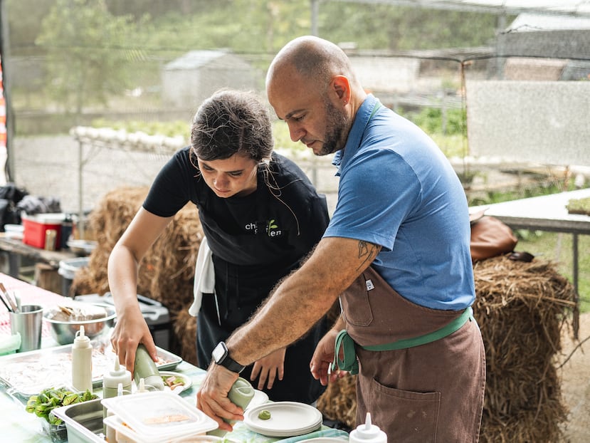A la derecha, chef Josiah Hernández, de Chef’s Garden, en Rincón.