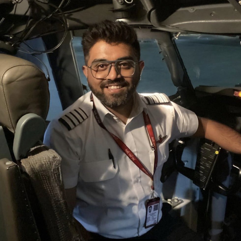 En esta imagen sin fecha, publicada en los perfiles del Ministerio de Exteriores de Israel en redes sociales, el capitán indio Smit Machchhar, en la cabina de un avión en un lugar no revelado. Machchhar estaba a los mandos del avión de FlyDubai que se tuvo que desviar a Tabuk, Arabia Saudí, para un aterrizaje de emergencia el 30, de septiembre de 2026. (Ministerio de Exteriores de Israel vía AP)