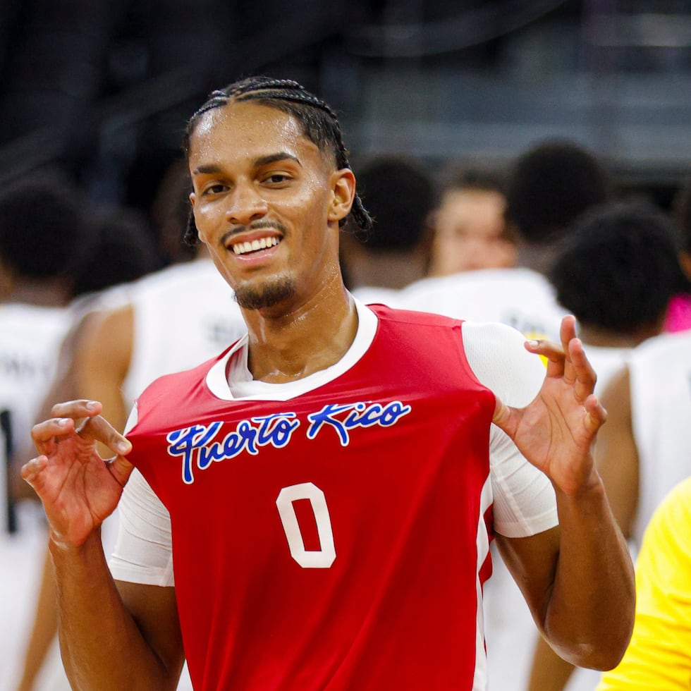Adiel López muestra su camiseta tras el triunfo de Puerto Rico.
