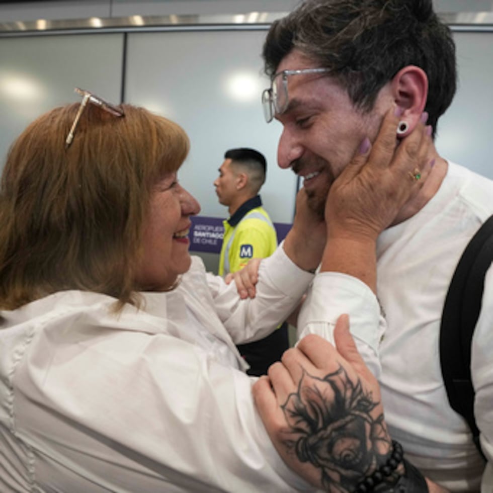 Kyle Adler, un chileno-estadounidense de 36 años que fue separado de su familia a los 9 meses y adoptado ilegalmente, abraza a su madre biológica, Ana María Navarrete.